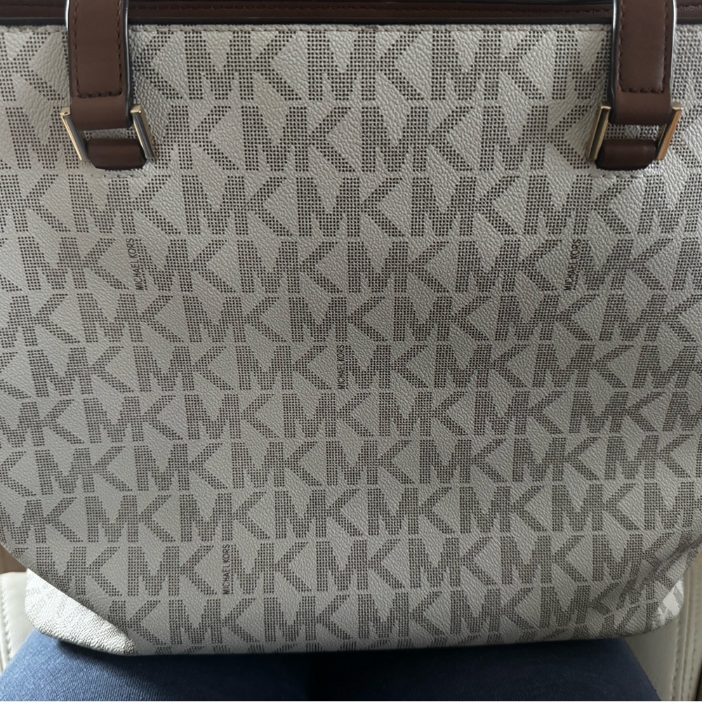 Michael Kors White Logo Tote with Brown Trim and Matching Wallet Set - Picture 3 of 13